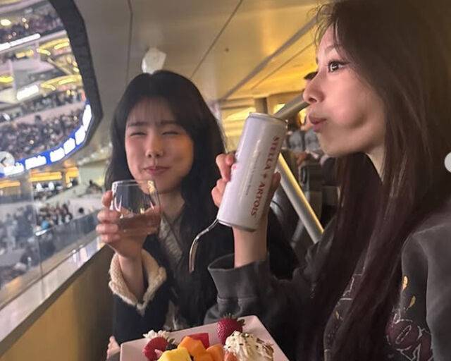 지연과 양지원은 비욘세 콘서트에서 맥주를 마시며 즐기고 있다. / 지연 소셜미디어 캡처