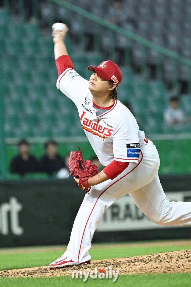 15일 인천 SSG랜더스필드에서 열린 '2025 신한 SOL BANK KBO리그' NC 다이노스와 SSG랜더스 경기. SSG 김민이 7회초 교체되 마운드에 올라 힘차게 투구하고 있다./마이데일리