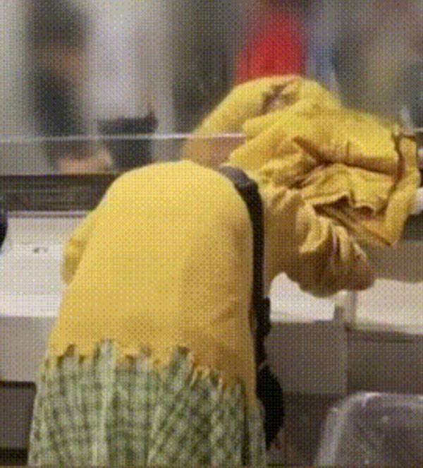 지난 10일 제주국제공항 여자화장실 세면대에서 머리를 감고 있는 여성. [JTBC ‘사건반장’ 캡처]