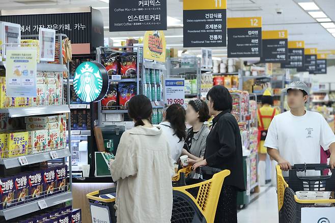 16일 서울의 한 대형마트에 진열된 식품류 [연합]