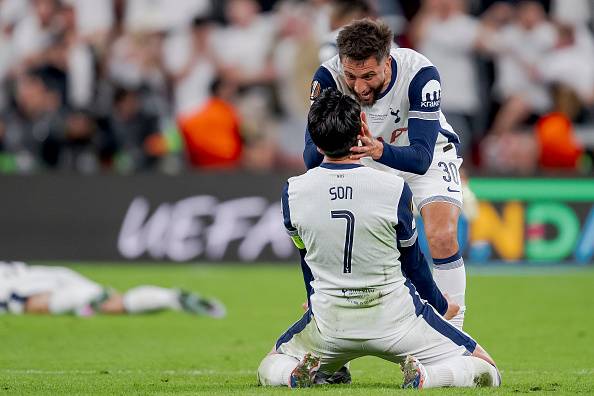 손흥민이 토트넘의 유로파리그 우승이 확정된 후 그라운드에 주저앉아 눈물을 흘리고 있다. 오른쪽은 손흥민을 축하해주는 로드리고 벤탄쿠르    [게티이미지]