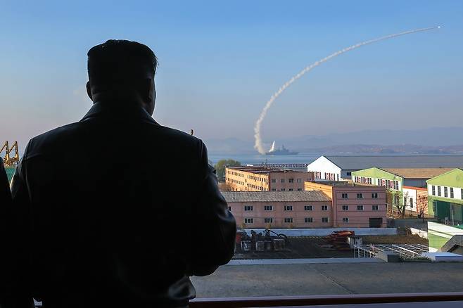 북한에서 김정은 국무위원장이 참석한 가운데 진행된 구축함 진수식에서 ‘중대사고’가 발생했다. 김 위원장이 지난달 말 구축함 ‘최현함’에 탑재된 무장 체계들의 성능 및 전투 적용성 시험을 지켜보는 모습. 자료사진. [평양 노동신문=뉴스1]