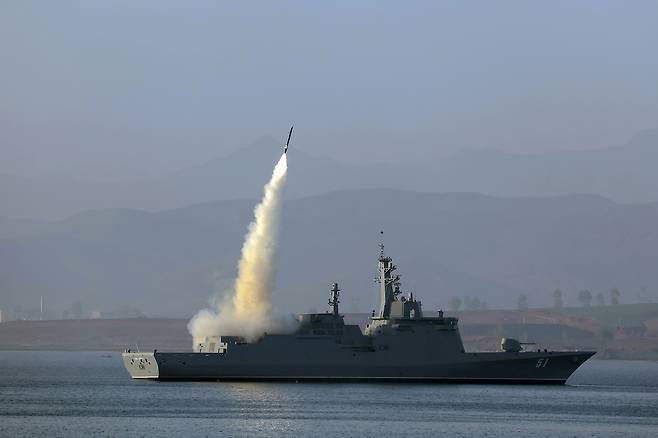 북한에서 김정은 국무위원장이 참석한 가운데 진행된 구축함 진수식에서 ‘중대사고’가 발생했다. 이번에 사고가 발생한 구축함과 동급으로 추정되는 ‘북한판 이지스함’ 최현함이 지난달 탑재 무장체계 성능 및 전투 적용성 시험을 실시하는 모습. 자료사진. [평양 노동신문=뉴스1]