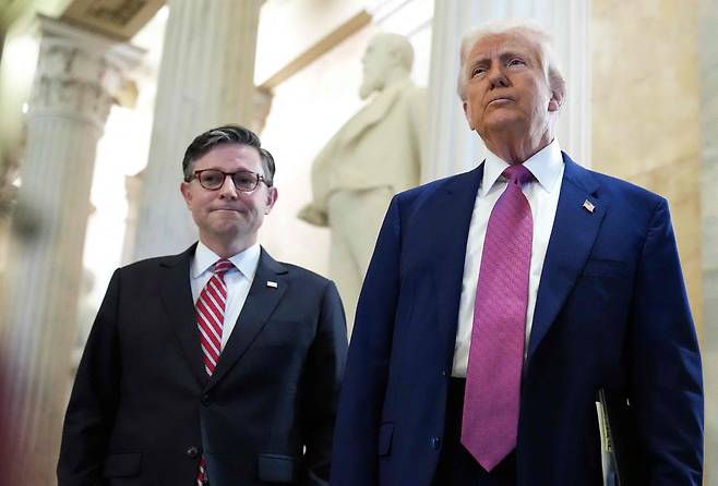 도널드 트럼프 대통령이 마이크 존슨 하원의장과 함께 20일(현지시간) 워싱턴 DC의 미국 국회의사당에서 하원 공화당 회의를 위해 도착했다.  [AFP]