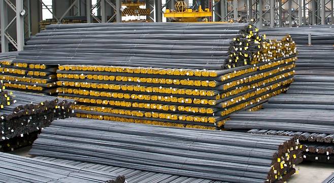 부산 철강업계가 영업이익면에서 아쉬운 1분기 실적을 기록했다. 사진은 생산된 철근이 쌓여있는 모습. [대한제강 홈페이지 캡처]