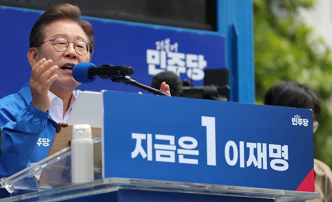 이재명 더불어민주당 대선 후보가 22일 오전 제주시 동문로터리에서 유세를 하고 있다. [연합]