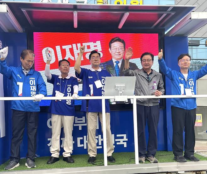 박찬대 더불어민주당 상임총괄선대위원장이 안동시 송현오거리에서 거리 유세를 하고 있다. [더불어민주당 안동예천선거대책위원회 제공]