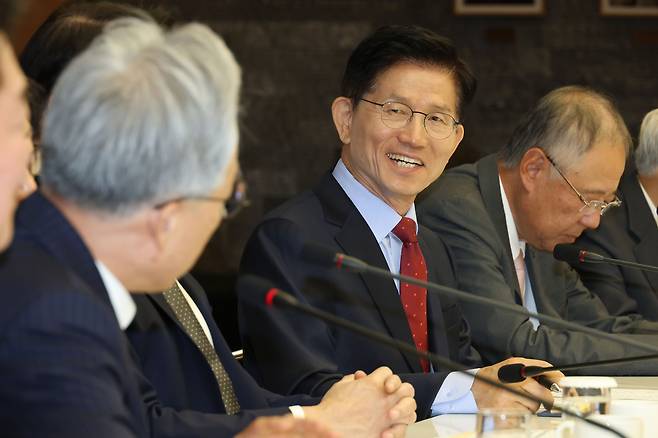 국민의힘 김문수 대선 후보가 22일 서울 중구 대한상공회의소에서 열린 경제 5단체장 간담회에 참석해 미소를 짓고 있다. <연합>