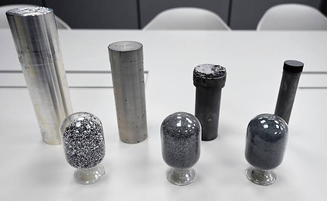 연구팀이 개발한 소재 시편. 앞줄 원형 유리에 들어있는 시편 중 왼쪽에서 첫 번째는 기존의 방법으로 제조한 시편. 두 번째·세 번째는 연구팀이 새롭게 개발한 방법으로 제조한 시편이며 기존보다 더 미세한(머리카락 절반 두께) 분말 형태를 나타내고 있다. [한국재료연구원 제공]