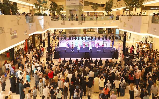 지난주말 열린 쿠웨이트 한국의료관광대전. 준정부기관인 한국관광공사의 이런 행사는 모두 관광산업 부흥을 통해 국부를 창출하자고 하는 것이다. 자연히 국격상승으로도 이어진다.