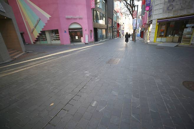 2020년 ‘관광객 제로(0)’ 상황 한산한 서울 명동. 여행사 매출도 ‘0’이었지만 정부의 손실지원금은 없었다. 이때문에 여행 중소기업의 폐업이 속출했다.[연합]