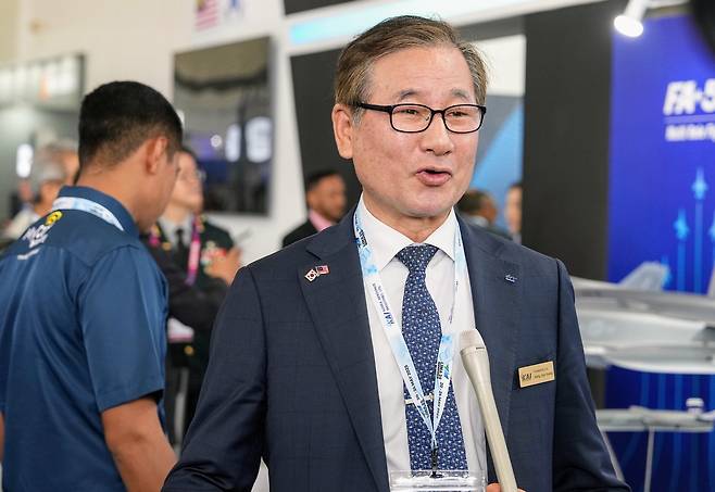 강구영 한국항공우주산업(KAI) 사장은 21일(현지시간) 말레이시아 ‘랑카위 국제 해양항공전시회(LIMA) 2025’에서 기자들과 만나 한국형전투기 KF-21 보라매 사업 공동개발국인 인도네시아와 불협화음이 불거진 데 대해 “법의 테두리 안에서 하루빨리 원만히 해결되기를 바란다”고 밝혔다. [KAI 제공]