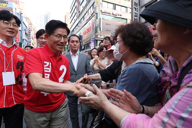 22일 ‘판갈이’를 주창한 국민의힘 김문수 대선 후보가 경기 광명시 철산로데오거리에서 시민들과 인사하고 있다. 2025.5.22 [공동취재:연합]