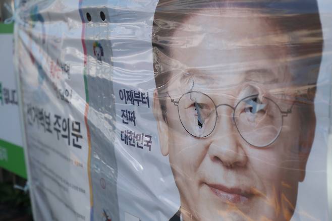 22일 오후 강원 강릉시 옥천동 길거리에 게시된 더불어민주당 이재명 대선 후보 벽보가 훼손돼 있다. 공직선거법에 따르면 정당한 사유 없이 선거 벽보나 현수막 등을 훼손할 경우 2년 이하 징역 또는 400만원 이하 벌금에 처할 수 있다. [연합]