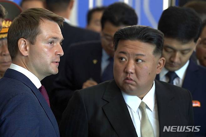 [블라디보스토크=AP/뉴시스] 21일(현지 시간) 러시아 타스 통신에 따르면 양국의 주요 대학들은 이날 블라디보스토크 극동연방대학교에서 열린 제1회 러시아-북한 대학 총장 포럼에서 공동 연구 추진, 인적 교류 확대 방안 등을 논의했다. 사진은 김정은 북한 국무위원장이 2023년 러시아 극동연방대학을 방문해 알렉산드르 코즐로프 러시아 천연자원생태부 장관의 말을 듣고 있는 모습. 2025.05.22.