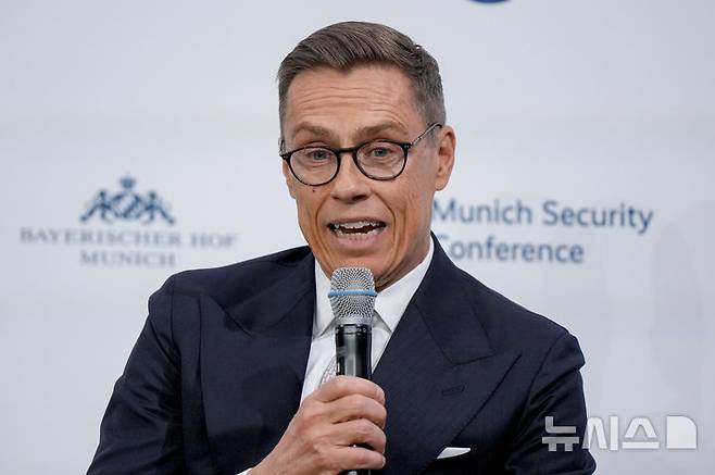 [뮌헨=AP/뉴시스]알렉산더르 스투브 핀란드 대통령은 21일(현지 시간) 내주 바티칸에서 러시아와 우크라이나의 실무급 회담이 열릴 가능성이 있다고 밝혔다.  사진은 스투브 대통령이 지난 2월 16일 독일 뮌헨의 바이어리셔호프 호텔에서 열린 뮌헨 안보 회의에서 발언하고 있는 모습. 2025.05.22.