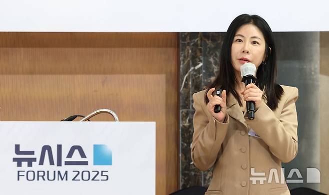 [서울=뉴시스] 조수정 기자 = 김효선 NH농협은행 부동산수석위원이 22일 오전 서울 중구 롯데호텔서울에서 열린 제7회 뉴시스 건설부동산포럼 '초양극화로 접어든 부동산 시장...해법은?'에서 '양극화 해소를 위한 부동산 정책과 시장 변화' 주제발표를 하고 있다. 2025.05.22. chocrystal@newsis.com