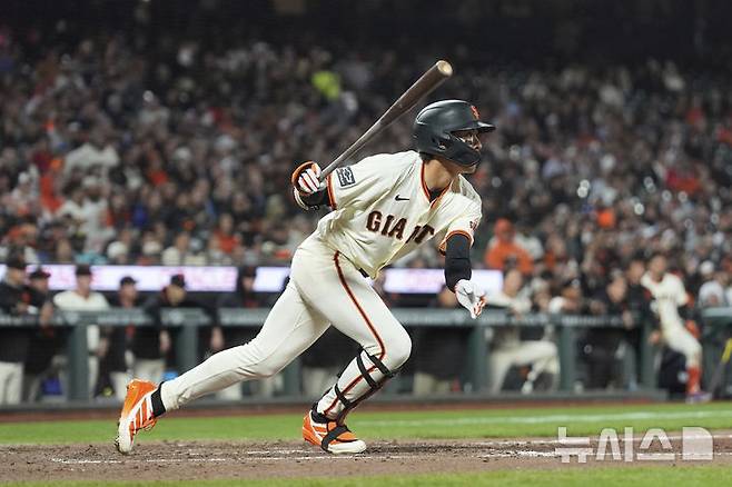 [샌프란시스코=AP/뉴시스] 샌프란시스코 자이언츠의 이정후가 지난 19일(현지 시간) 미 캘리포니아주 샌프란시스코의 오라클 파크에서 열린 2025 메이저리그 캔자스시티 로열스와의 경기 8회 말 1타점 적시타를 치고 있다. 2025.05.20.