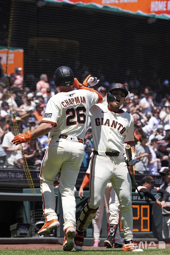 [샌프란시스코=AP/뉴시스] 샌프란시스코 자이언츠의 이정후(오른쪽)가 21일(현지 시간) 미 캘리포니아주 샌프란시스코의 오라클 파크에서 열린 2025 메이저리그 캔자스시티 로열스와의 경기 3회 말 1점 홈런을 치고 들어온 맷 채프먼과 환호하고 있다. 이정후는 3타수 1안타 2볼넷 1삼진을 기록했고 팀은 4-8로 패했다. 2025.05.22.