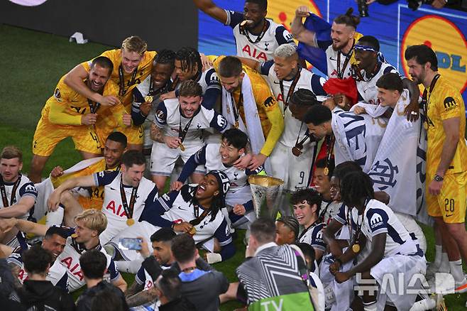 [빌바오=AP/뉴시스] 토트넘 홋스퍼의 손흥민이 21일(현지 시간) 스페인 빌바오의 산 마메스 스타디움에서 열린 2024-25 유럽축구연맹(UEFA) 유로파리그(UEL) 결승전에서 우승한 뒤 동료들과 함께 기념촬영 하고 있다. 토트넘은 맨체스터 유나이티드를 1-0으로 꺾고 우승을 차지했으며, 손흥민은 생애 첫 우승컵을 들어 올렸다. 2025.05.22.