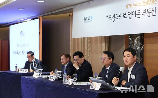 [서울=뉴시스] 조수정 기자 = 김광석 한국경제산업연구원 경제연구실장이 22일 오전 서울 중구 롯데호텔서울에서 열린 제7회 뉴시스 건설부동산포럼 '초양극화로 접어든 부동산 시장...해법은?'에서 '부동산 양극화 해소를 위한 제언' 종합토론에서 발언하고 있다. 왼쪽부터 좌장인 권대중 서강대 일반대학원 부동산학과 교수, 토론 패널인 이종규 국가미래연구원 연구위원, 박원갑 KB국민은행 부동산수석전문위원, 한태화 법무법인 B&H 대표변호사, 김광석 한국경제산업연구원 경제연구실장. 2025.05.22. chocrystal@newsis.com