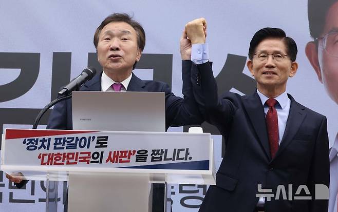 [서울=뉴시스] 조성봉 기자 =  손학규 전 바른미래당 대표가 22일 오전 서울 여의도 국민의힘 중앙당사에서 김문수(오른쪽) 대선후보 지지를 선언한 후 함께 손을 맞잡아 들고 있다. 2025.05.22. suncho21@newsis.com