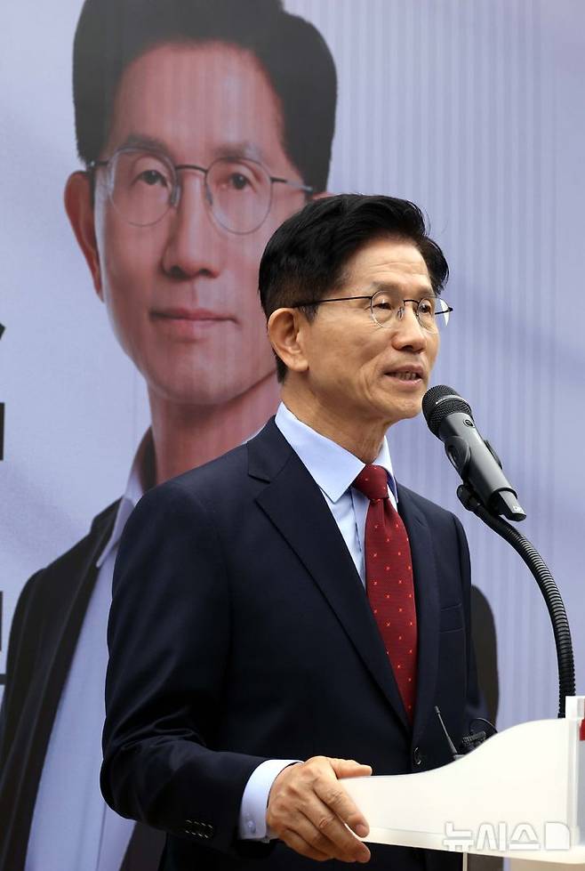 [서울=뉴시스] 조성봉 기자 = 김문수 국민의힘 대선후보가 22일 오전 서울 여의도 국민의힘 중앙당사에서 정치개혁 관련 긴급 기자회견을 하고 있다. 2025.05.22. suncho21@newsis.com