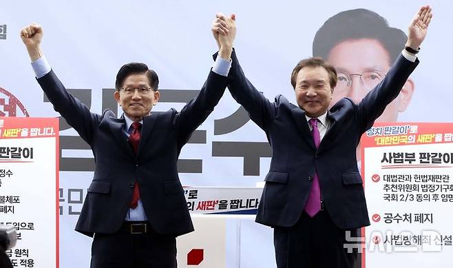 [서울=뉴시스] 조성봉 기자 =  손학규 전 바른미래당 대표가 22일 오전 서울 여의도 국민의힘 중앙당사에서 김문수(왼쪽) 대선후보 지지를 선언한 후 함께 손을 맞잡아 들고 있다. 2025.05.22. suncho21@newsis.com