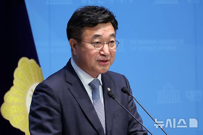 [서울=뉴시스] 조성우 기자 = 이재명 제21대 대통령 선거 더불어민주당 경선 후보 캠프 선거대책위원장인 윤호중 의원이 18일 오전 서울 여의도 국회 소통관에서 영남 지역 공약을 발표하고 있다. 2025.04.18. xconfind@newsis.com