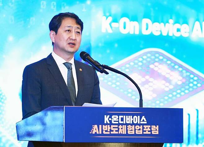 [서울=뉴시스] 안덕근 산업통상자원부 장관이 20일 서울 중구 웨스턴조선호텔에서 열린 인공지능(AI) 반도체 협업포럼에 참석해 인사말을 하고 있다. (사진=산업통상자원부 제공) 2025.05.20. photo@newsis.com *재판매 및 DB 금지