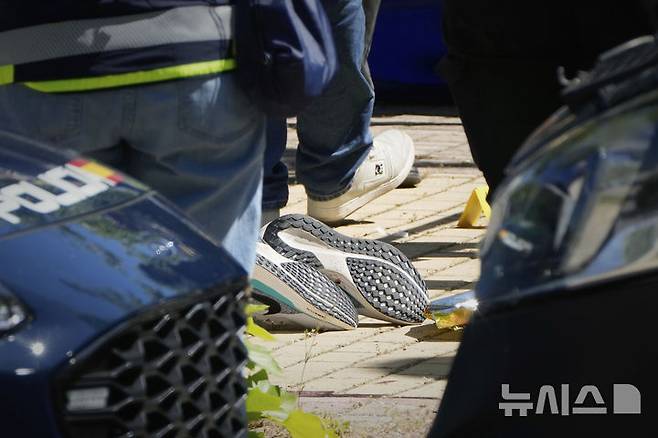 [마드리드=AP/뉴시스] 친러 성향의 빅토르 야누코비치 전 우크라이나 정부 대통령실에서 일했던 안드리 포르트노우(51)가 21일(현지 시간) 스페인 마드리드에서 총격을 받아 사망했다. 사진은 경찰이 사건 현장을 조사하고 있는 모습. 2025.05.22.