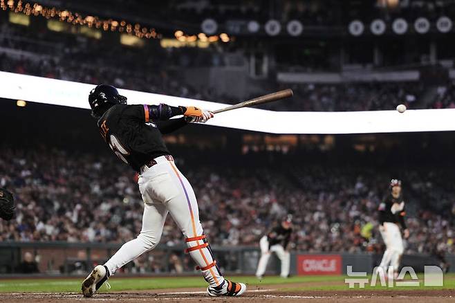 [샌프란시스코=AP/뉴시스] 샌프란시스코 자이언츠의 이정후가 지난 20일(현지 시간) 미 캘리포니아주 샌프란시스코의 오라클 파크에서 열린 2025 메이저리그 캔자스시티 로열스와의 경기 5회 말 1타점 적시타를 치고 있다. 2025.05.21.