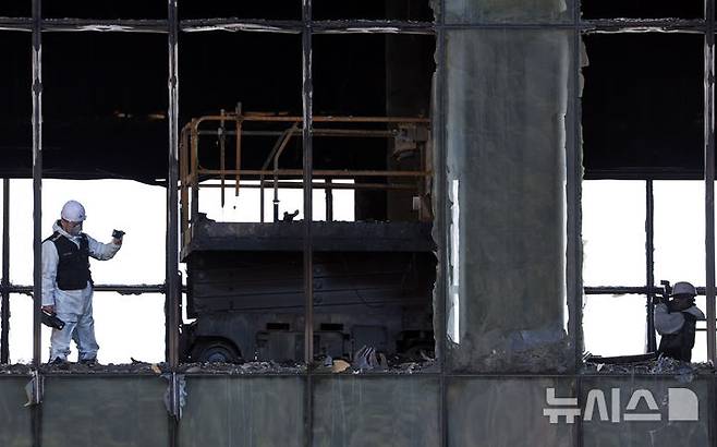 [부산=뉴시스] 하경민 기자 = 부산경찰청, 부산소방재난본부, 국립과학수사연구원, 국립재난안전원 등이 지난 2월 16일 부산 기장군 반얀트리 해운대 부산 리조트 신축 공사장 화재현장에서 화재원인을 밝히기 위한 합동감식을 벌이고 있다. 2025.02.16. yulnetphoto@newsis.com