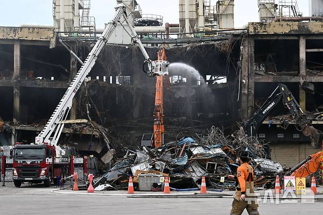 [광주=뉴시스] 이영주 기자 = 22일 오전 광주 광산구 금호타이어 공장에서 소방당국이 불이 난 금호타이어 2공장을 해체하고 있다. 2025.05.22. leeyj2578@newsis.com