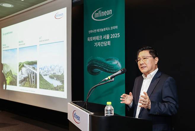 [서울=뉴시스]이승수 인피니언 코리아 대표는 2일 서울 삼성동 코엑스에서 연례 기술 협력 포럼 '인피니언 옥토버테크 서울 2025'를 계기로, 기자간담회를 열고 "디지털화와 탈탄소화를 성장 동력으로 변화와 혁신을 추구하겠다"고 밝혔다. (사진=인피니언 제공) photo@newsis.com *재판매 및 DB 금지