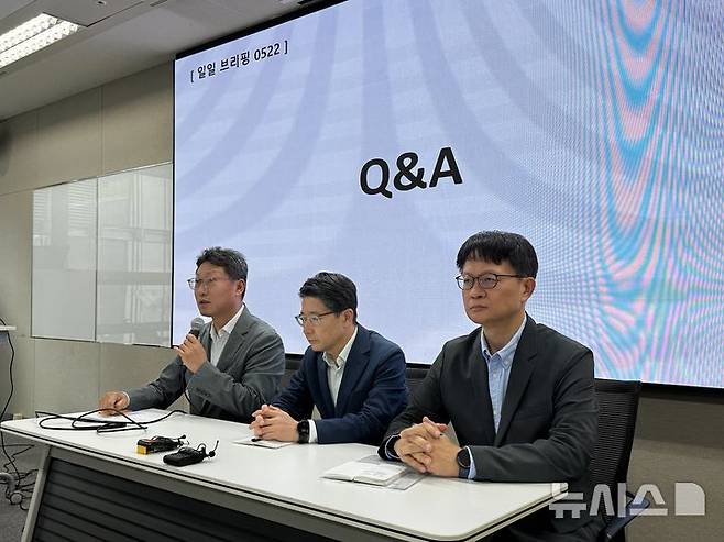 [서울=뉴시스] 심지혜 기자=SK텔레콤이 22일 서울시 중구에 위치한 삼화빌딩에서 해킹 사고 이후 수습 상황에 대해 설명하는 브리핑을 열었다. (왼쪽부터)김희섭 PR센터장, 임봉호 MNO사업부장, 류정환 네트워크인프라센터장.