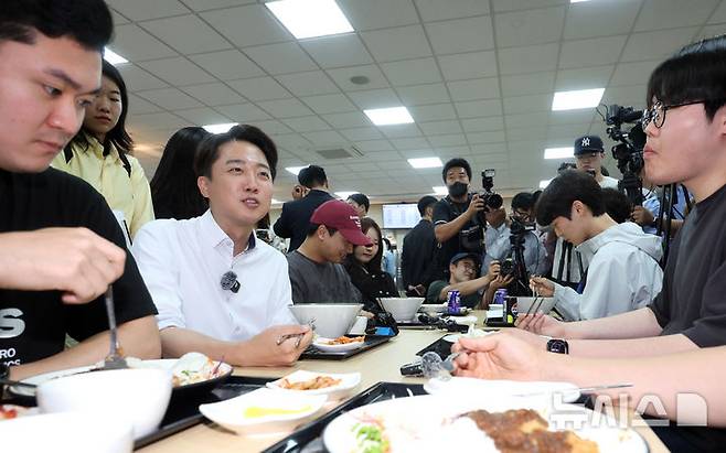 [인천=뉴시스] 전진환 기자 = 이준석 개혁신당 대선 후보가 22일 '학식먹자 이준석' 캠페인이 열린 인천 미추홀구 인하대학교에서 학생들과 학식을 먹으며 대화를 나누고 있다. 2025.05.22. amin2@newsis.com