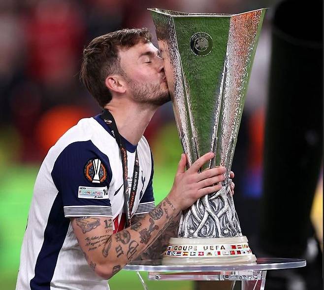 [서울=뉴시스] 우승을 함께 축하하는 제임스 매디슨.(사진=매디슨 인스타그램 갈무리) *재판매 및 DB 금지