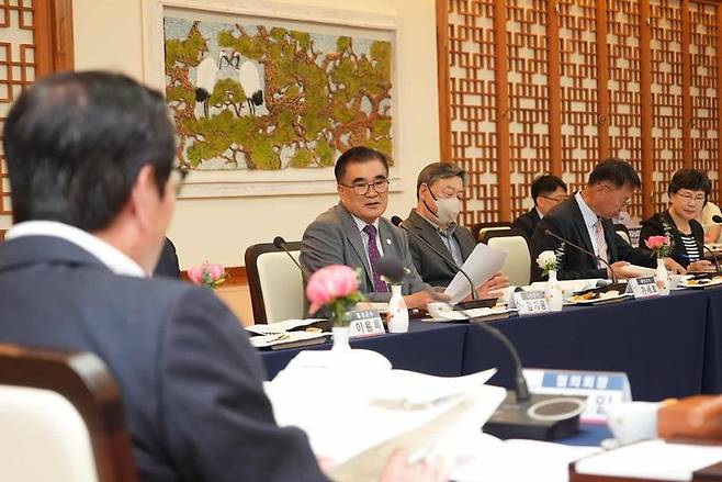 [서천=뉴시스] 조명휘 기자 = 김기웅 서천군수가 22일 당진시청에서 열린 ‘2025년 민선8기 3차년도 제5차 충청남도 시장·군수협의회'에 참석해 합리적인 물이용부담금 부과체계 개선을 건의하고 있다. (사진= 서천군 제공) 2025.05.22. photo@newsis.com *재판매 및 DB 금지