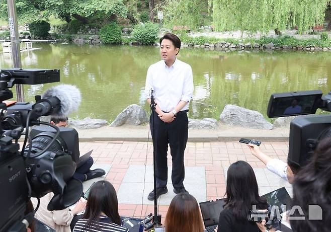 [인천=뉴시스] 전진환 기자 = 이준석 개혁신당 대선 후보가 22일 '학식먹자 이준석' 캠페인이 열린 인천 미추홀구 인하대학교에서 취재진과 인터뷰를 하고 있다. 2025.05.22. amin2@newsis.com