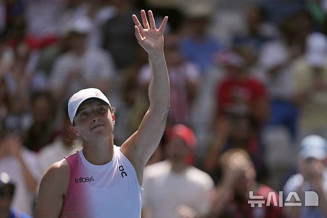 [멜버른=AP/뉴시스] 이가 시비옹테크(2위·폴란드)가 13일(현지 시간) 호주 멜버른에서 열린 시즌 첫 그랜드슬램 호주오픈 여자 단식 1회전에서 카테리나 시니아코바(50위·체코)를 물리친 후 팬들에게 인사하고 있다. 시비옹테크가 2-0(6-3 6-4)으로 승리하고 2회전에 올랐다. 2025.01.13.