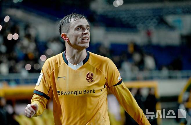 [광주=뉴시스] 김혜인 기자 = 광주FC의 아사니가 지난 3월12일 오후 광주 서구 광주월드컵경기장에서 열린 2024-25 아시아축구연맹(AFC) 챔피언스리그 엘리트(ACLE) 16강 2차전 일본 비셀 고베와의 경기 연장 후반전에서 골을 넣은 뒤 기뻐하고 있다. 2025.03.12. hyein0342@newsis.com