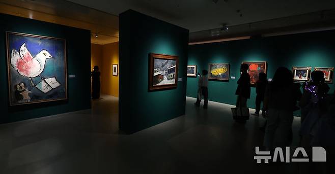 [서울=뉴시스] 이영환 기자 = 22일 서울 서초구 예술의전당 한가람미술관에서 열린 '마르크 샤갈 특별전 : 비욘드 타임' 기자간담회에서 참석자들이 전시장을 살펴보고 있다.  예술의전당, 아튠즈, KBS미디어, 머니투데이와 함께 선보이는 마르크 샤갈 특별전은 오는 23일부터 9월 21일까지 한가람미술관에서 개최한다. 2025.05.22. 20hwan@newsis.com