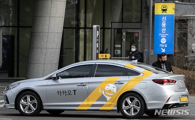 [서울=뉴시스] 서울 용산역 택시 승강장에서 한 승객이 카카오 택시를 이용하고 있다. (사진=뉴시스DB). 2025.05.22. photo@newsis.com