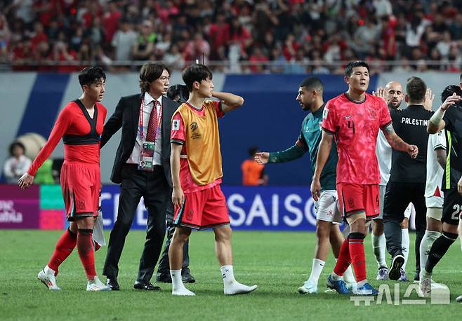 [서울=뉴시스] 김선웅 기자 = 지난해 9월5일 서울 마포구 서울월드컵경기장에서 열린 2026 북중미 월드컵 아시아 지역 3차 예선 B조 1차전 대한민국과 팔레스타인의 경기가 0-0 무승부로 끝난 뒤 대표팀 홍명보 감독이 선수들을 격려하고 있다. 2024.09.05. mangusta@newsis.com
