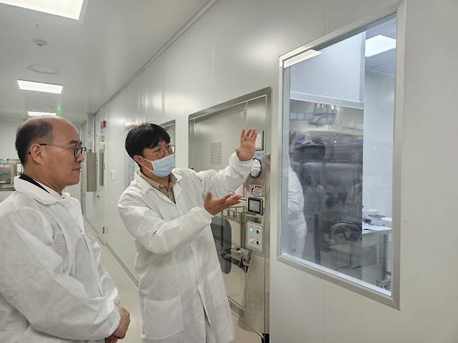 [서울=뉴시스] 박은비 기자 = 이창윤 과학기술정보통신부 1차관이 22일 오후 서울 노원구 한국원자력의학원의 방사성의약품 생산시설을 둘러보고 있다. 2025.05.22. silverline@newsis.com *재판매 및 DB 금지