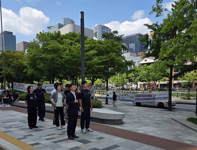 [거제=뉴시스] 신정철 기자= 변광용 거제시장은 22일, 서울 한화 본사 앞 30m 높이의 폐쇄회로(CCTV) 철탑에 올라 69일째 농성을 이어가고 있는 거제통영고성 조선하청지회 김형수 지회장을 찾아 전화통화를 하고 있다.(사진=거제시 제공).2025.05.22. photo@newsis.com *재판매 및 DB 금지