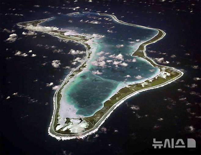 [AP/뉴시스]미 해군이 제공한 인도양 차고스 제도의 디에고 가르시아 섬 공중 촬영 사진. 영국 법원이 22일 협정 체결을 불과 몇시간 남기고 영국이 차고스 제도에 대한 주권을 모리셔스로 이양하는 것을 가로막았다. 영국은 인도양에 위치한 차고스 제도의 주권을 모리셔스에 넘기기로 합의했었다. 차고스 제도 가운데 가장 큰 디에고 가르시아 섬에는 전략적으로 중요한 해군 및 폭격기 기지가 있는데, 영국은 차고스 제도 주권을 모리셔스에 넘기되., 적어도 99년 동안 기지를 임대하기로 했다. 2025.05.22.