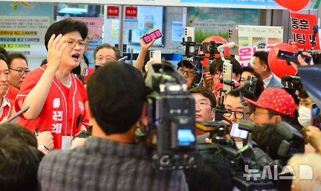 [청주=뉴시스] 서주영 기자 = 한동훈 국민의힘 전 대표가 22일 충북 청주 육거리종합시장에서 김문수 대선 후보 지지를 호소하고 있다. 2025.05.22. juyeong@newsis.com