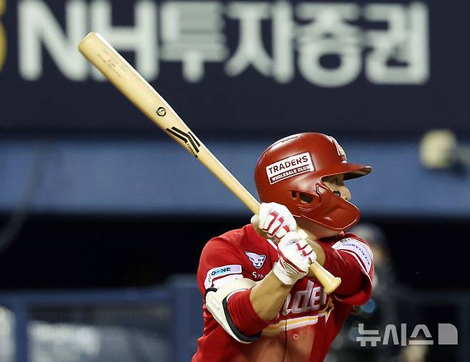 [서울=뉴시스] 김명년 기자 = 지난 21일 서울 송파구 잠실야구장에서 열린 2025 KBO리그 SSG 랜더스와 두산 베어스의 경기, 5회초 2사 주자 1,3루 상황 SSG 정준재가 1타점 안타를 치고 있다. 2025.05.21. kmn@newsis.com